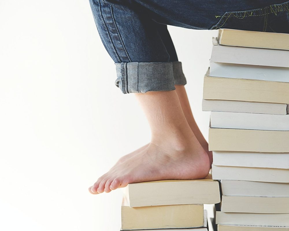 Enfant assis sur des livres Lecture pour enfants
